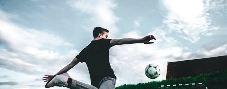 Các cầu thủ Tây Ban Nha áo đỏ nâng cúp vàng ăn mừng chức vô địch World Cup 2026 giữa pháo giấy và khán đài đông nghịt cổ động viên